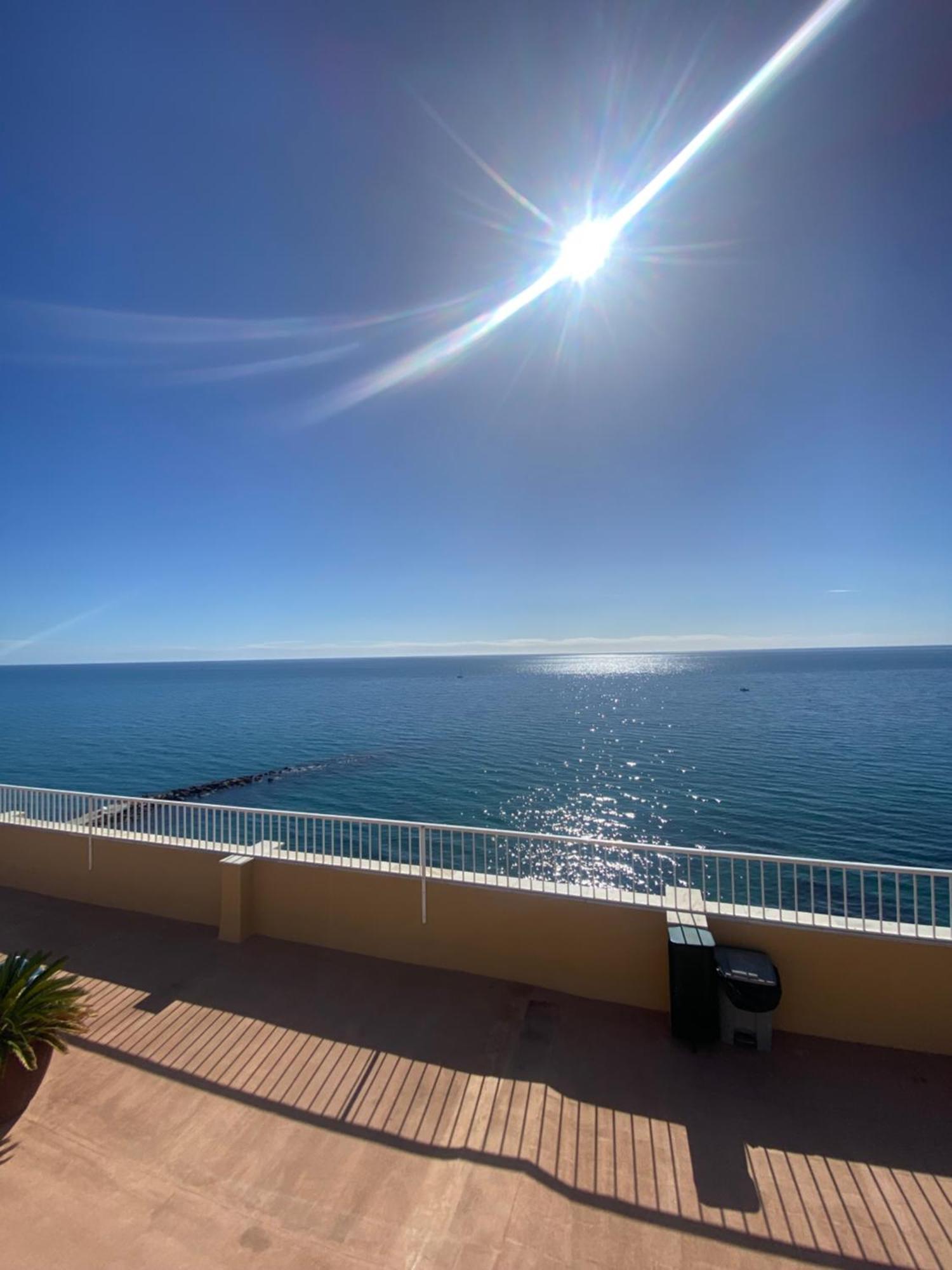 Marbella Beachfront Edificio Mayoral Primera Linea De Playa Y Centro Ciudad Con Barco Opcional Luaran gambar